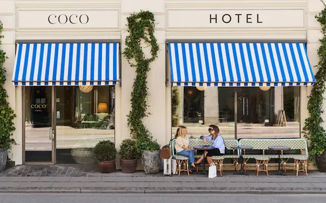 Resort evening meeting points and shared dinner planning